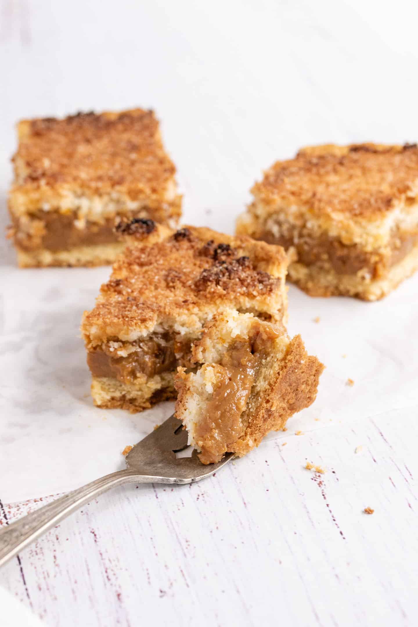 This Coconut and Dulce de Leche Tart is one of my favorites and an absolute Argentine classic. Very moist, sweet and with a citric touch, it’s the perfect option for any occasion.  