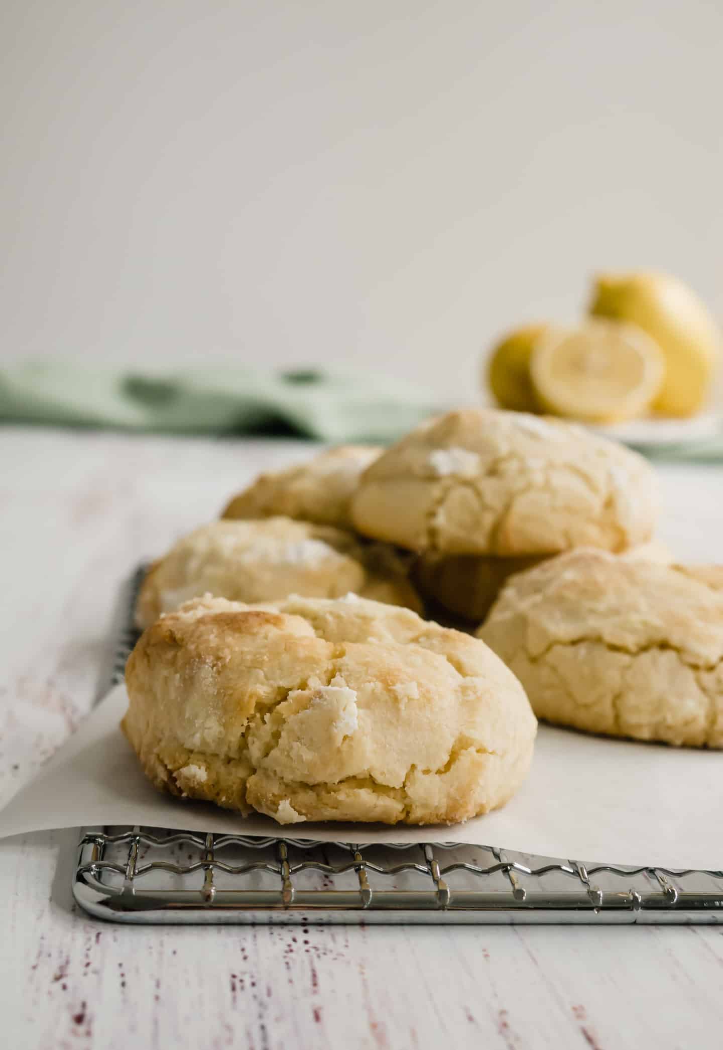 Si te gusta el limón, estas galletitas craqueladas de limón caseras son la bendición. Tienen un centro blandito, bordes crocantes y un aroma alimonado increíble.