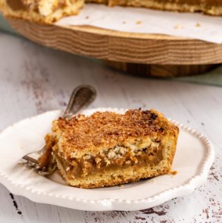 This Coconut and Dulce de Leche Tart is one of my favorites and an absolute Argentine classic. Very moist, sweet and with a citric touch, it’s the perfect option for any occasion.