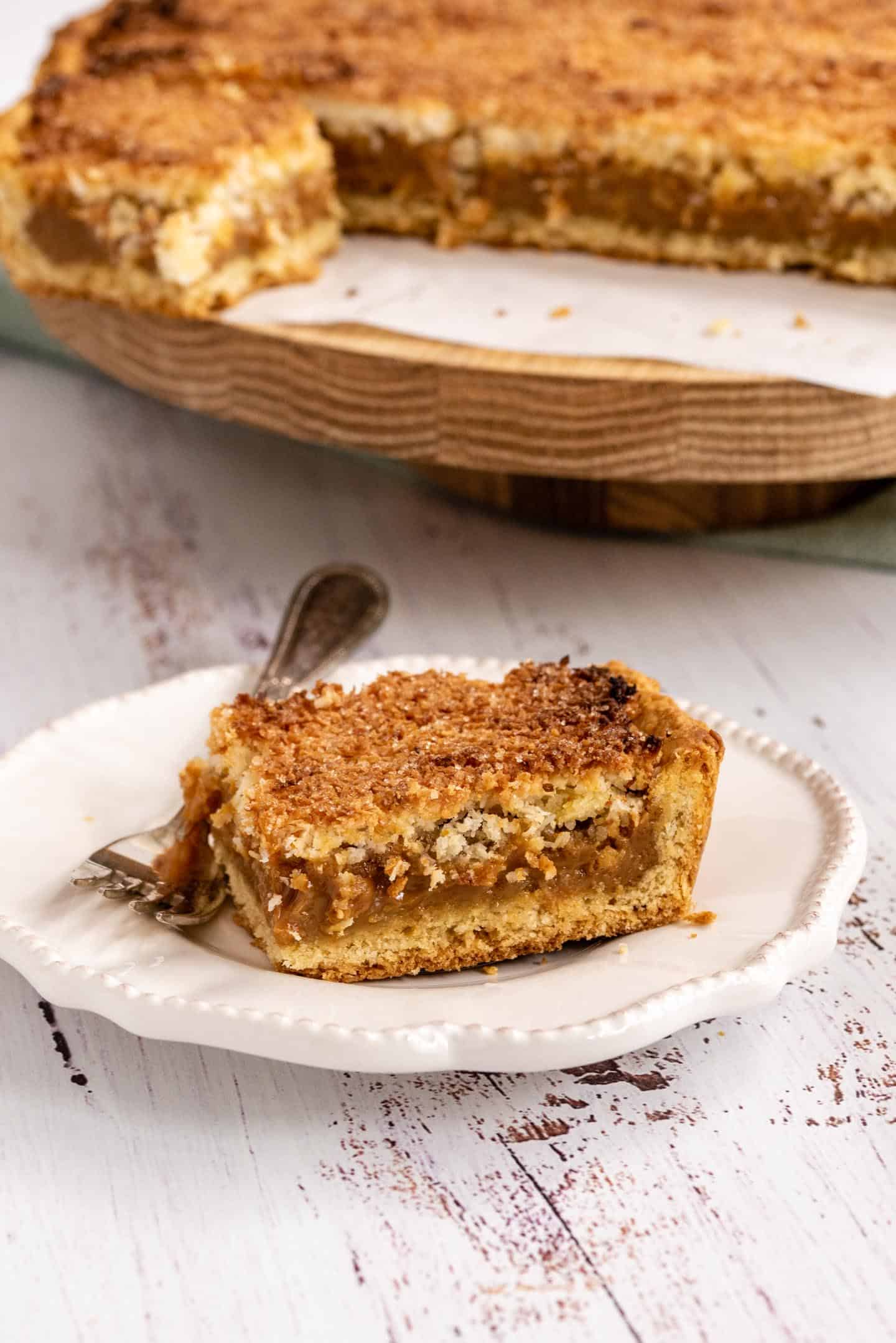 This Coconut and Dulce de Leche Tart is one of my favorites and an absolute Argentine classic. Very moist, sweet and with a citric touch, it’s the perfect option for any occasion.