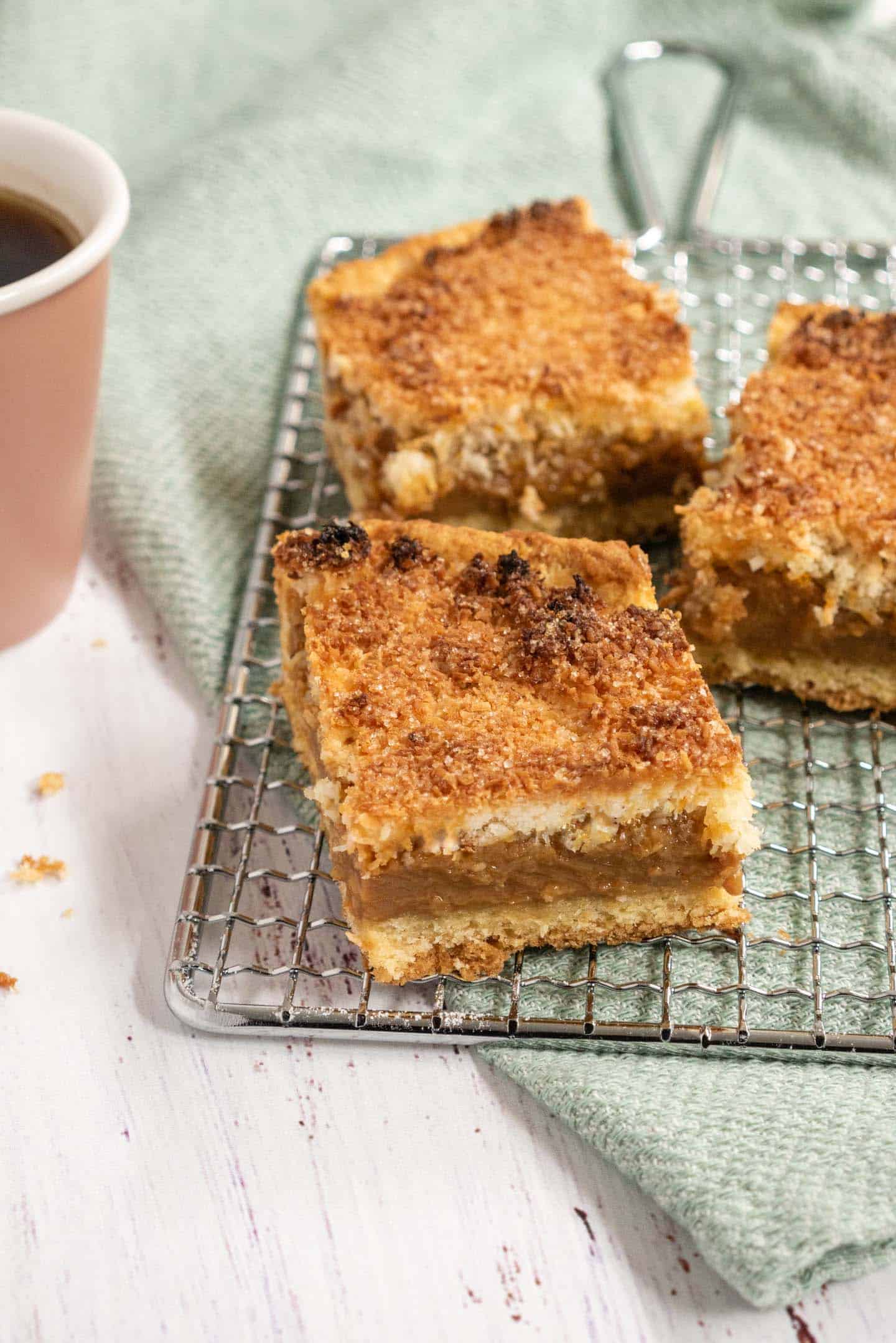 Esta tarta de coco y dulce de leche es una de mis favoritas y todo un clásico argentino. Súper húmeda, dulce y con un toque cítrico, es la opción perfecta para cualquier ocasión. 