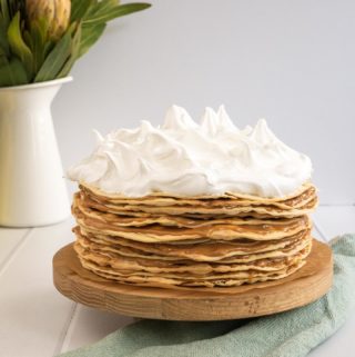 Whole Rogel cake with some flowers