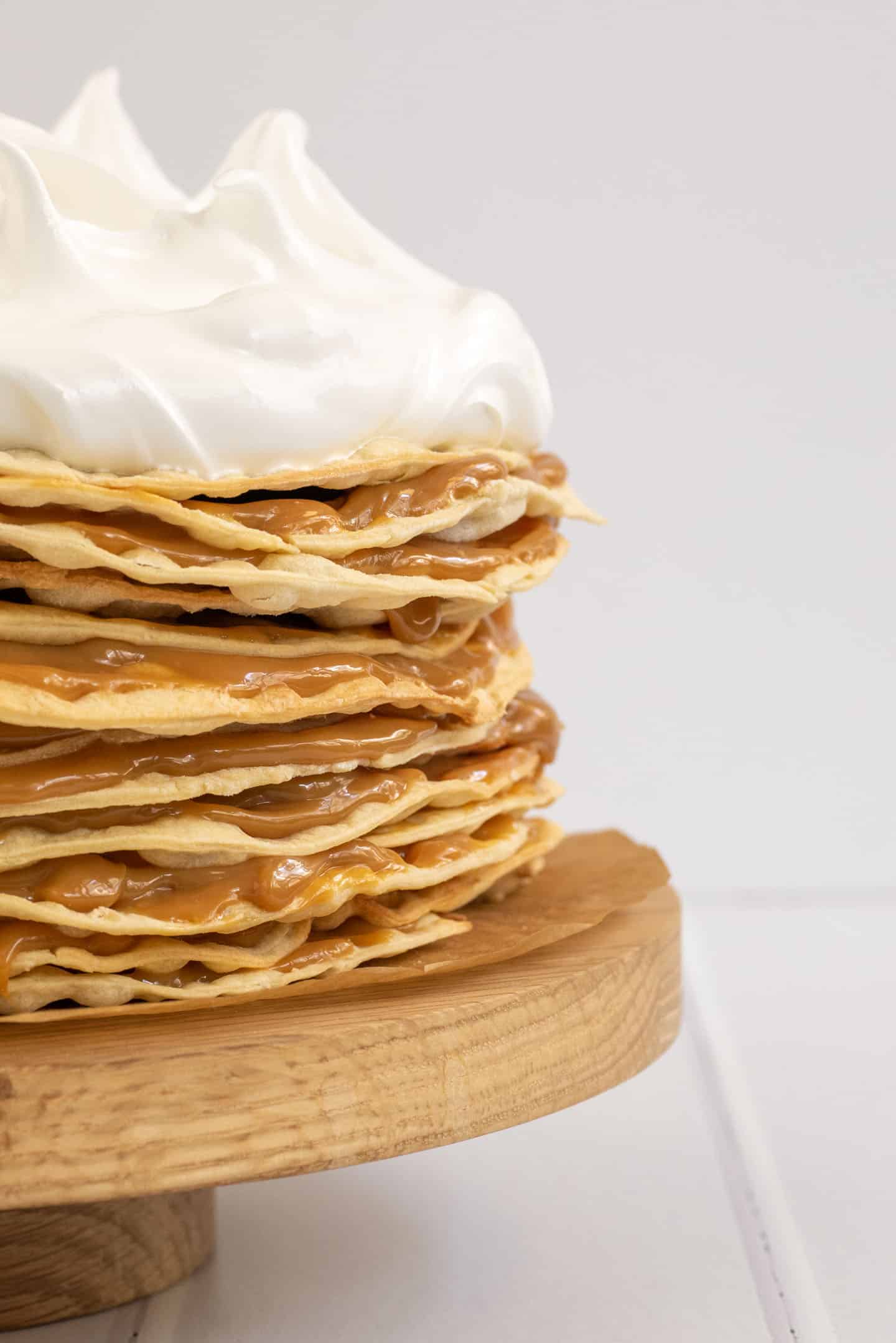 Torta Rogel con mucho dulce de leche y merengue suizo