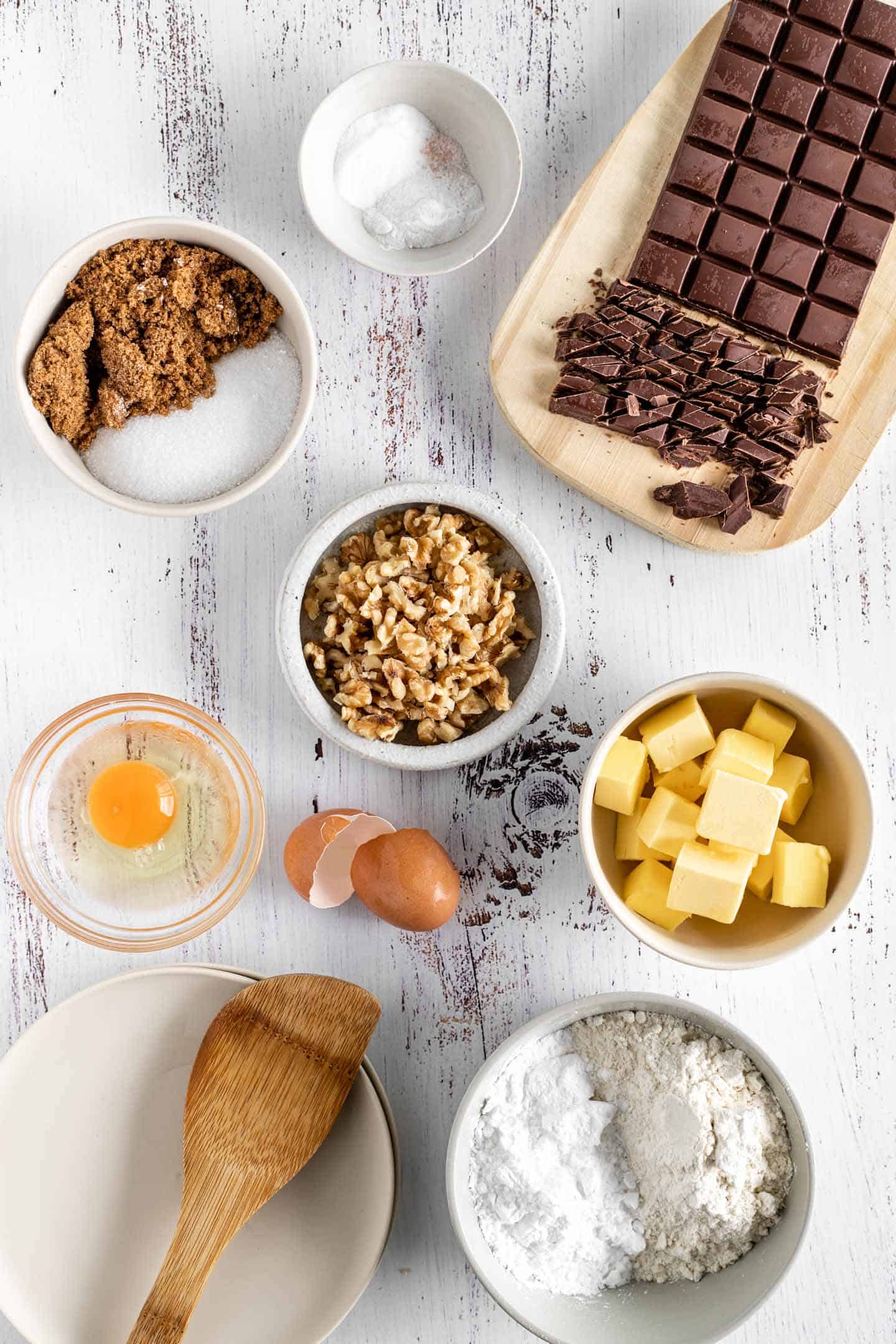 Necessary ingredients for this recipe: Eggs, butter, white sugar, brown sugar, flour, corn starch, choc chunks and walnuts