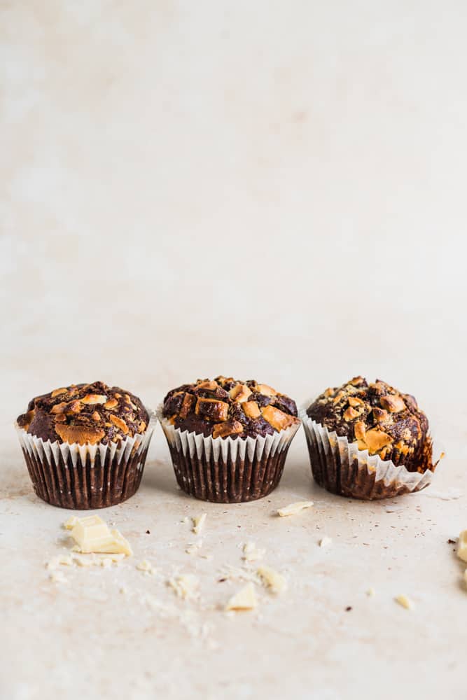 Tres muffins de chocolate y banana con un poco de chocolate blanco